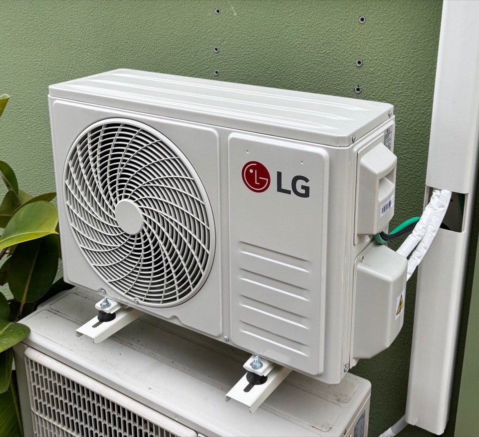 Unidad exterior LG sobre soportes