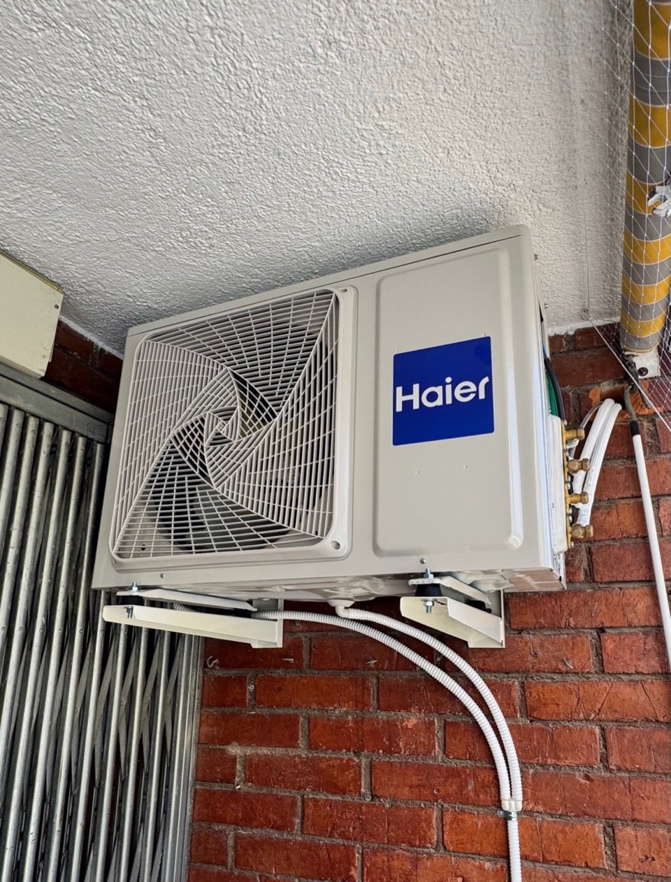 Unidad exterior Haier sobre soportes
