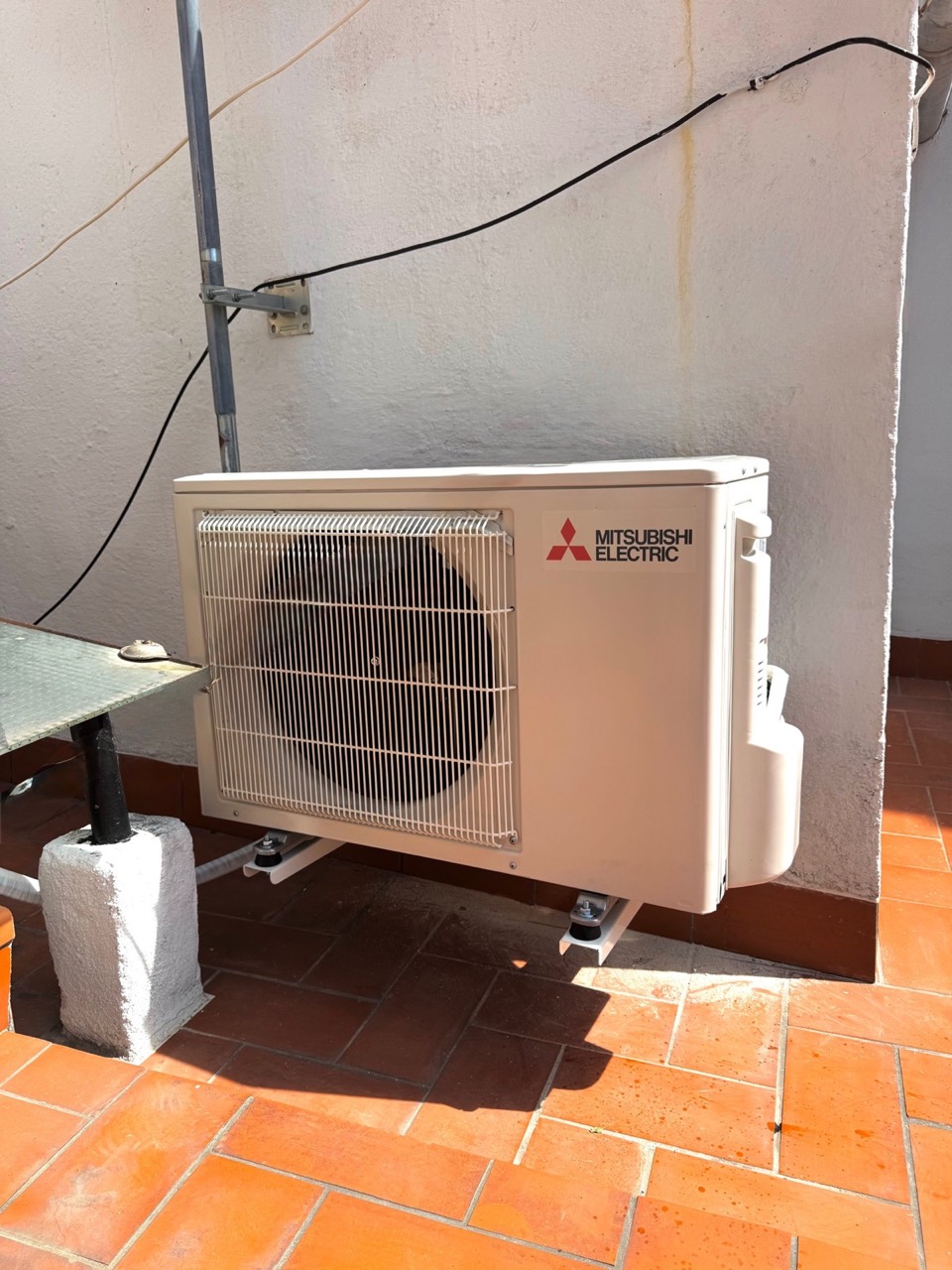 Unidad exterior Mitsubishi Electric en terraza