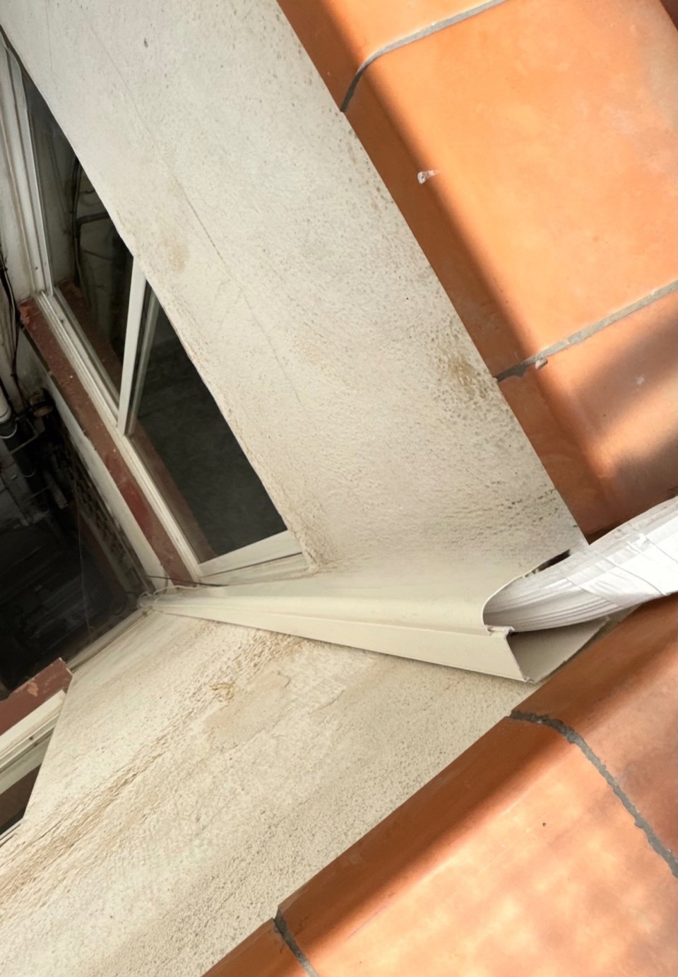 Canaleta de tuberías por la ventana