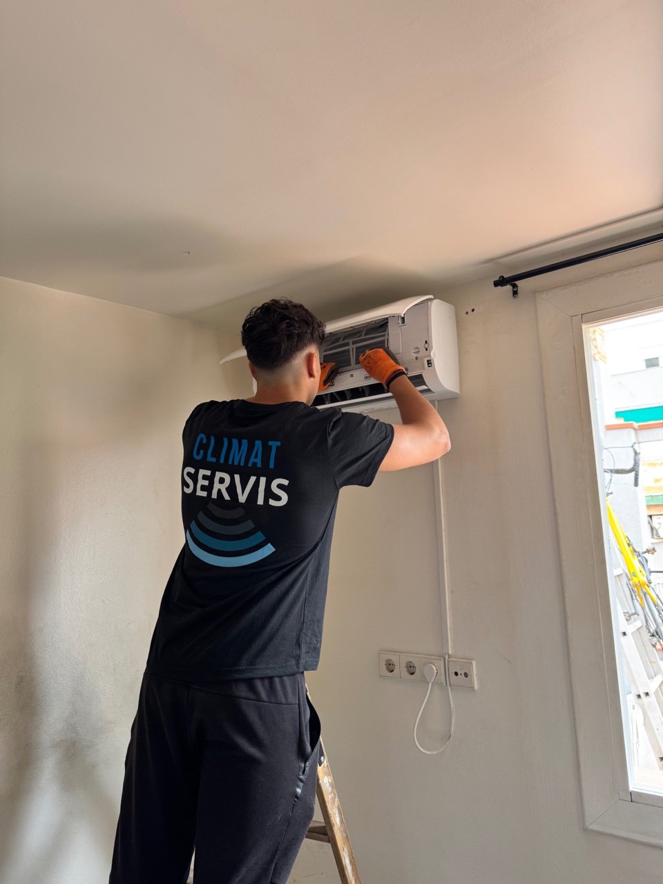 Nuestro técnico trabajando en una unidad interior